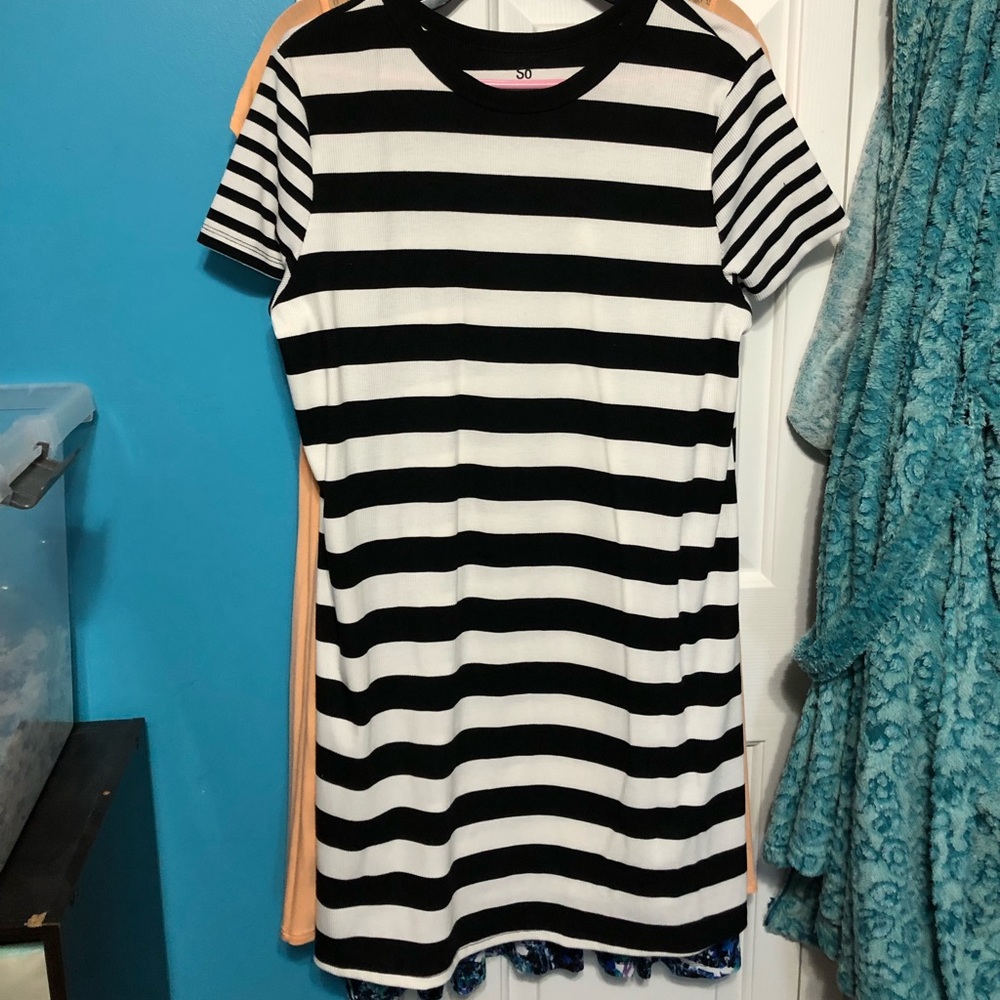 Strips black and white dress